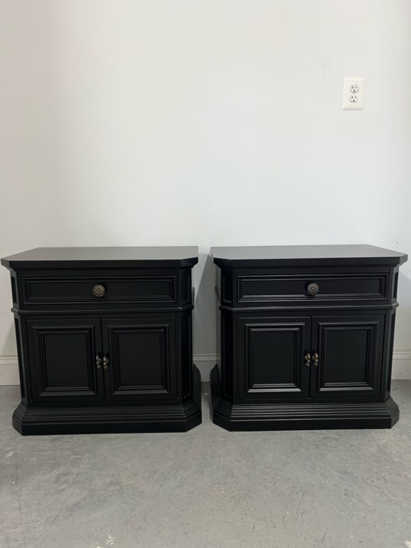 Set of 2 black nightstands