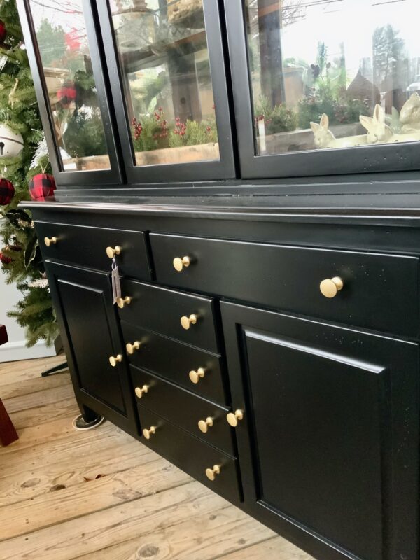 Black Hutch - Image 2